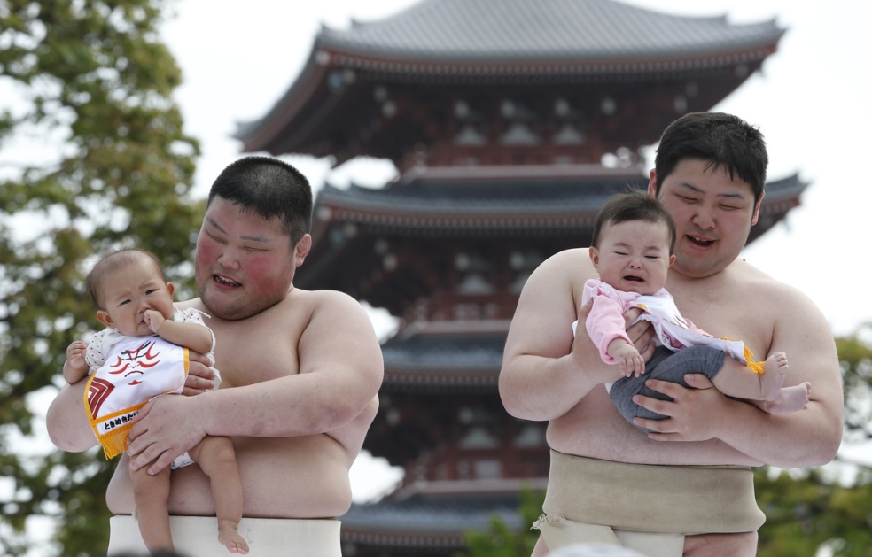 sumo-wrestlers-make-babies-cry-in-japan-4.jpg